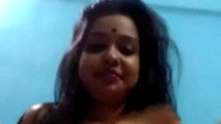 Gadis India seksi memamerkan pantatnya dan memainkan memeknya