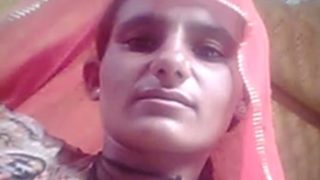 Tante Rajasthani Menggesek Celah Kemaluan