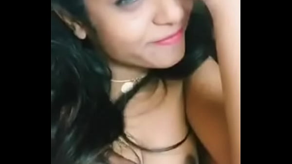 Istri Desi yang menggairahkan bersama suaminya