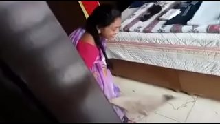 Pembantu seksi Desi menggoda dengan membuka-buka pakaiannya