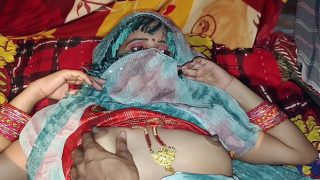 Bhabhi seksi panas dalam adegan ranjang liar video porno Hindi