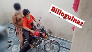 Teman Goyang Ganas di Atas Motor dengan Suara Hindi yang Menggairahkan