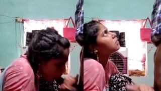 Adik jalang membuka kemaluannya untuk kakak kandung dalam adegan panas ala desi
