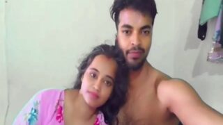 Mahasiswa nakal menggoyang memek pacarnya di depan webcam dalam adegan panas ala desi