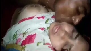 Pasangan suami istri beraksi panas di tengah malam dengan gaya desi yang menggoda