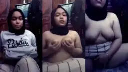 Ukhti ABG Montok Berjilbab Mengocok Memek