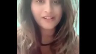Desi Indian yang menggoda dengan payudara montok