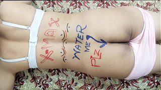 Dildo Menggila di Tahun Baru: Goyangan Bokong dan Memek Perempuan Berhijab Hitam dengan Gaun Merah dan Bra Putih