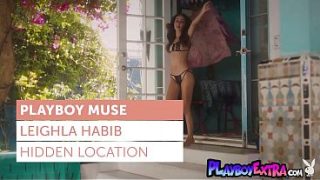 Leighla Habib, si cewek Arab seksi, tersenyum genit sambil telanjang dan mandi basah-basahan