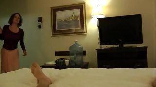 Ibu tiriku tak kuasa menahan godaan untuk mengulum batangku saat ayah tiriku pergi.