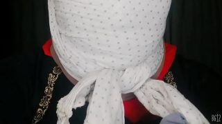 Gadis Berhijab Mengikat Dirinya Sendiri dengan Nafsu