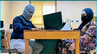 Istri berhijab yang nakal menggoda teman kantor, asyik memuaskan hasrat dengan vibrator kesayangan di meja sekretaris.