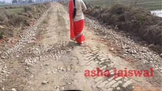 गांव की देसी आंटी अकेले जाते हुए पटा के पहली बार गाड़ में चोदी गई