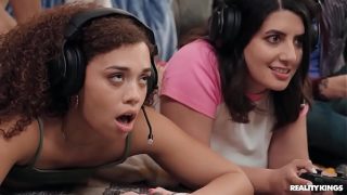 Mode Kerja Sama yang Panas untuk Gadis Gamer