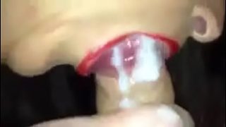 Istri itu menghisap keras kontol suaminya dengan suara Hindi yang menggoda
