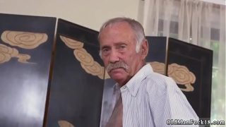 Nenek panas merayu pemuda dan beruang tua untuk petualangan liar di selatan