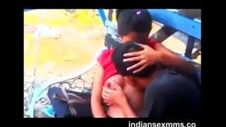 Mengisap payudara kekasih Desi