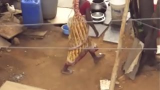 Desi Berdiri Kencing dan Buang Air Kencing