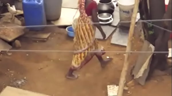 Desi Berdiri Kencing dan Buang Air Kencing