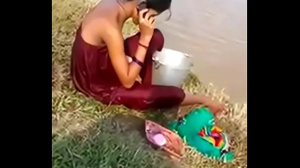 Desi Bhabhi Mandi Telanjang di Tempat Terbuka