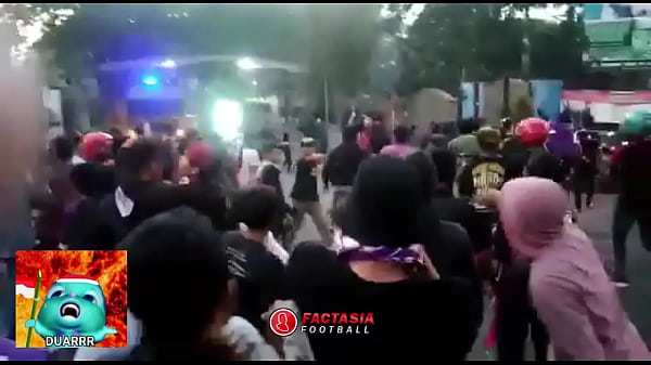 Baku Hantam Saling Serang di Tribun: Persik vs PSIM, Aksi Brutal Suporter Liga Indonesia Part 1
