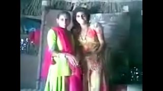 Kesenangan Lesbian Desi yang Menggoda