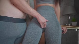 Tak Bisa Berhenti Meraba Ibu Tiri Usai Gym! Seks dengan Celana Yoga dan Creampie 4k
