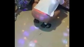노래방에서 팬티 벗고 음란하게 즐기는 야한 영상