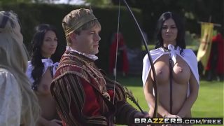 Badai Nafsu: Anissa Kate dan Jasmine Jae Taklukkan Raja Ryan R dalam Parodi Erotis