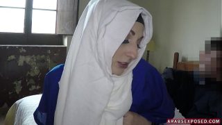 Gadis Arab manis mengisapnya demi uang tunai