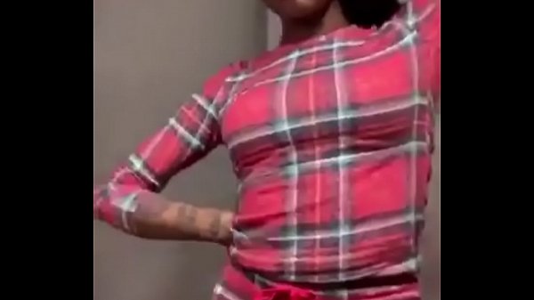 Asian Doll menggoyangkan pantat montoknya di Instagram live sambil menyanyikan lagu barunya dengan gerakan mulut yang menggoda