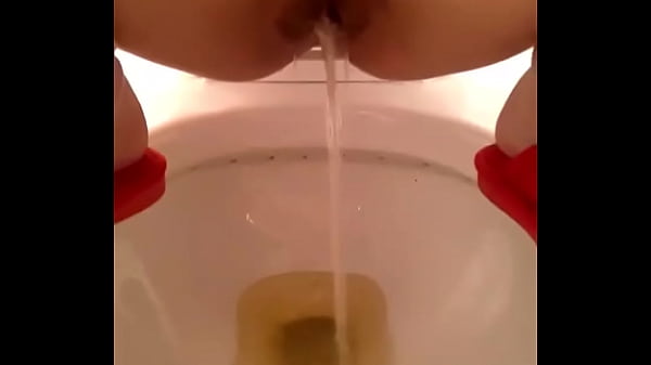 Istri Tionghoa memancarkan aliran emas dari lubang intimnya