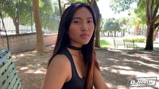 Mulut May Thai dipenuhi sperma