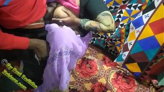 Desi Bhabhi Digoda di Ranjang oleh Kekasih dengan Suara Hindi yang Menggoda