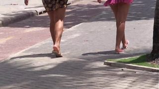 Gadis manis nan menggoda berjalan ke pantai dengan pantat yang mempesona!