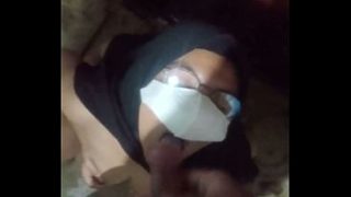 Gadis Indonesia menggila di kamar mandi, menenggak cairan panas sembari bergoyang liar