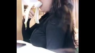 Monica Adhea, Model Indonesia yang Panas dan Menggoda dengan Aksi Blowjob yang Menggairahkan