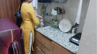 Aku Menemukan Ibu Tiriku yang Bergairah di Dapur – Film Panas Hindi