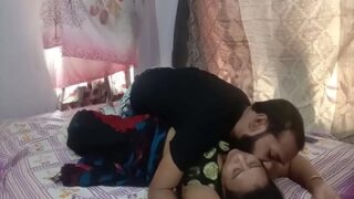 Boudhi ketahuan nonton bokep sama tamunya, malah diajak ngentot