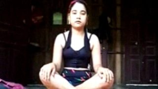 Gadis Asmara seksi telanjang bulat dalam video solo panas