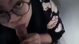 Gadis Berkerudung Mengulum di Kamar Mandi Mal