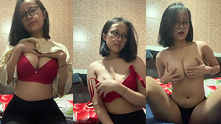 Gadis Cantik Viral, Miss Yeuwuy, Asyik Colmek dengan Rambut Pendek yang Menggoda