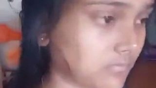 Gadis India melepas sari dengan gerakan menggoda