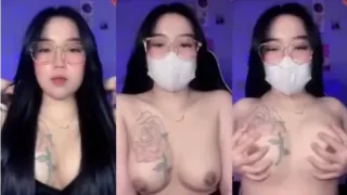 Gadis Tatoan Meremas Payudara Besarnya