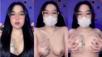 Gadis Tatoan Meremas Payudara Besarnya