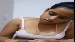 Istri rumahan Chennai menggoda dengan sentuhan tangan yang menggairahkan