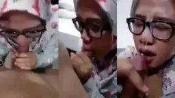 Jilbab Berkacamata Dibasahi Sperma di Wajah