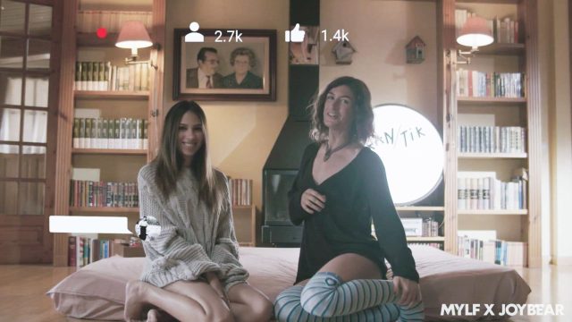 Joybear – Baby Nicols dan Julia Roca dalam Sesi Bercinta yang Manis dan Menggoda