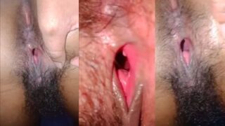 MILF genit memamerkan memek desinya di depan kamera