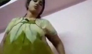 Tante India telanjang berpose seksi untuk selfie solo